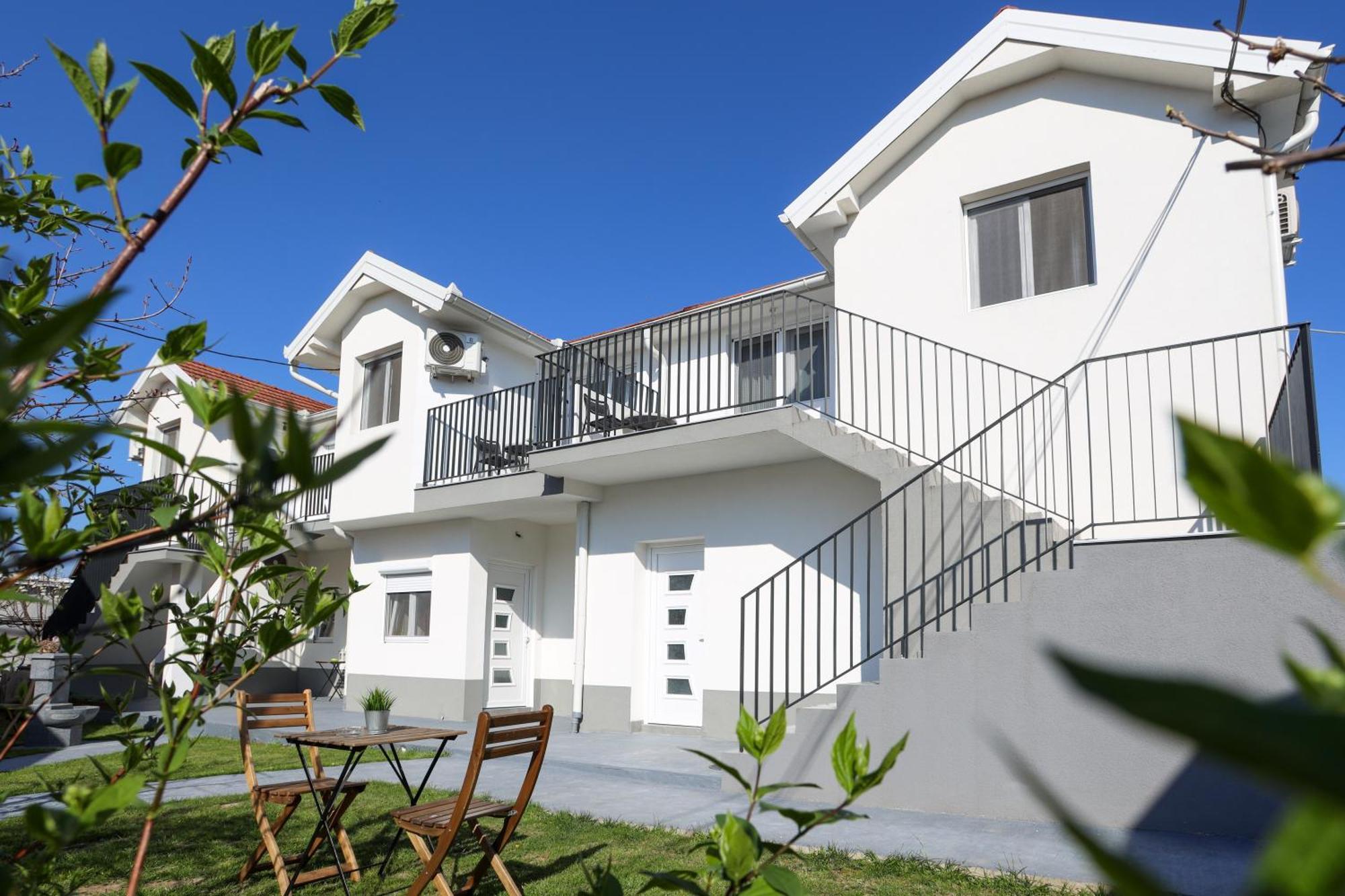 Airport Stay Apartments Surčin Exteriör bild